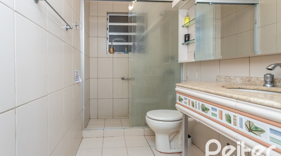 Casa à venda com 215m², 3 dormitórios, 1 suíte, 4 vagas, no bairro Tristeza em Porto Alegre