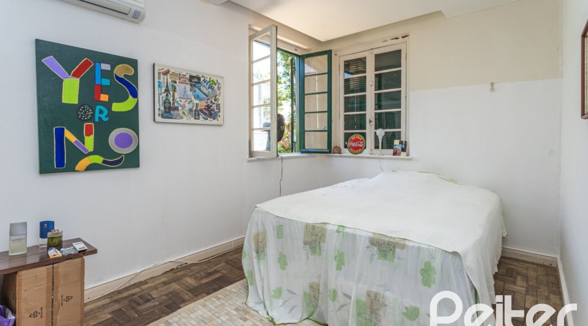 Casa à venda com 215m², 3 dormitórios, 1 suíte, 4 vagas, no bairro Tristeza em Porto Alegre