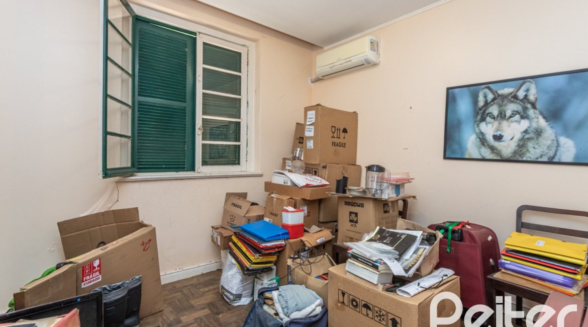 Casa à venda com 215m², 3 dormitórios, 1 suíte, 4 vagas, no bairro Tristeza em Porto Alegre