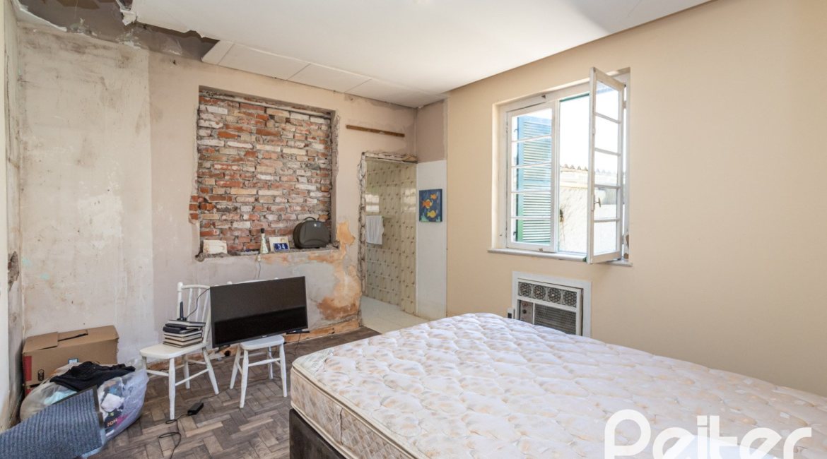 Casa à venda com 215m², 3 dormitórios, 1 suíte, 4 vagas, no bairro Tristeza em Porto Alegre