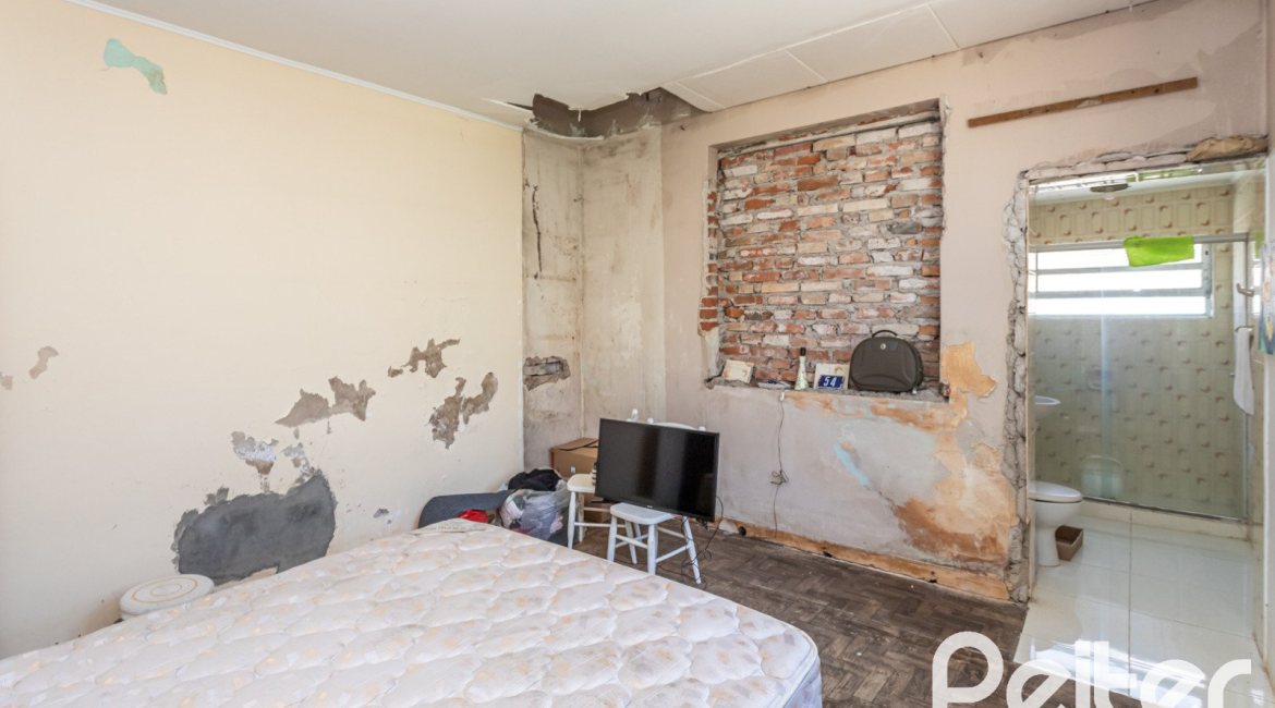 Casa à venda com 215m², 3 dormitórios, 1 suíte, 4 vagas, no bairro Tristeza em Porto Alegre