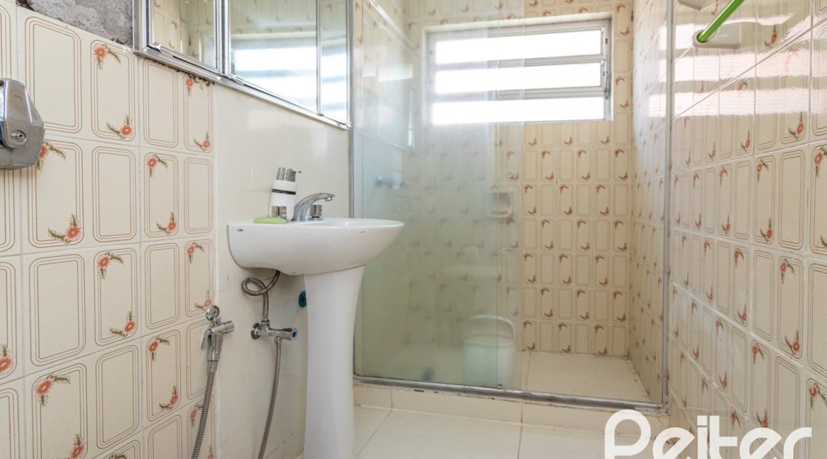 Casa à venda com 215m², 3 dormitórios, 1 suíte, 4 vagas, no bairro Tristeza em Porto Alegre