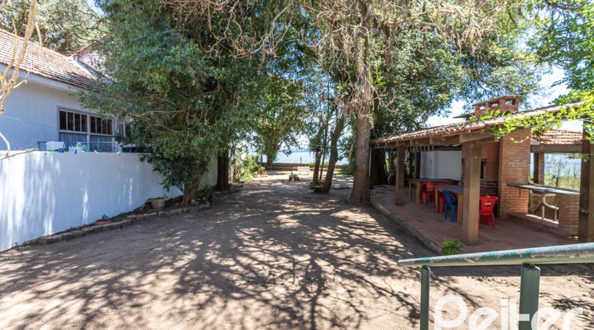 Casa à venda com 215m², 3 dormitórios, 1 suíte, 4 vagas, no bairro Tristeza em Porto Alegre