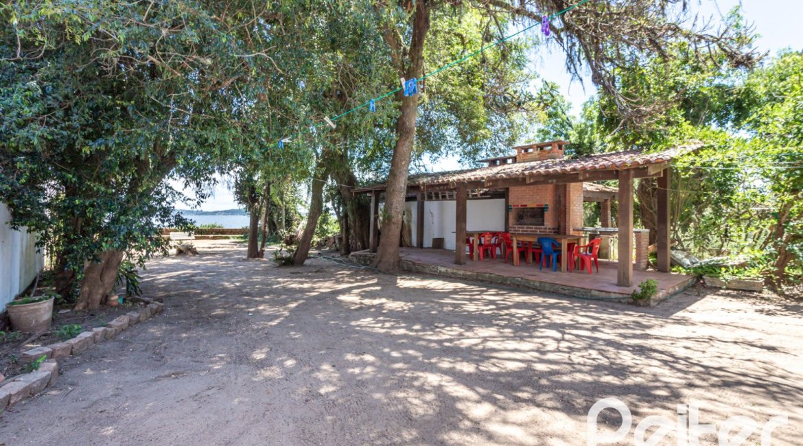 Casa à venda com 215m², 3 dormitórios, 1 suíte, 4 vagas, no bairro Tristeza em Porto Alegre