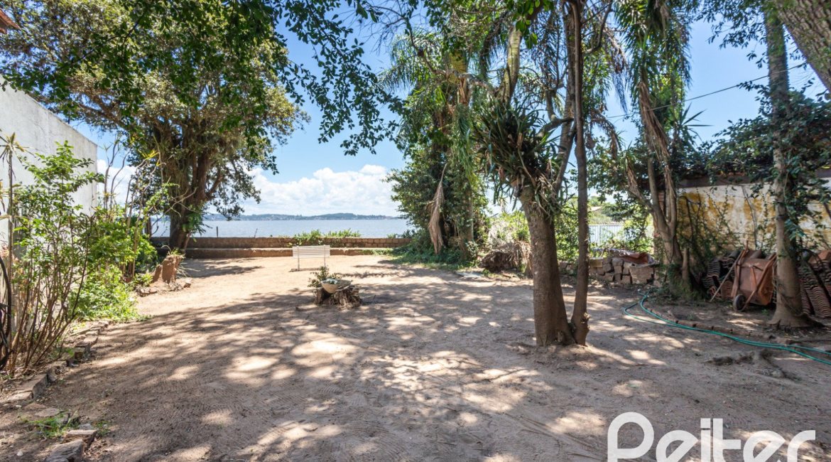 Casa à venda com 215m², 3 dormitórios, 1 suíte, 4 vagas, no bairro Tristeza em Porto Alegre