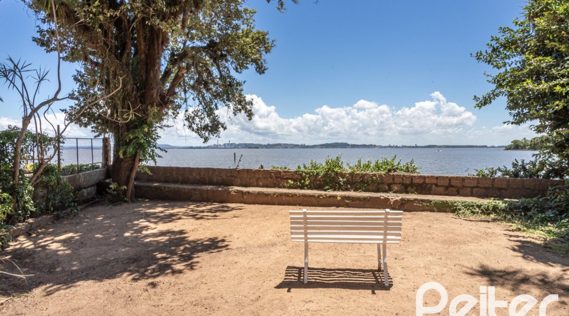 Casa à venda com 215m², 3 dormitórios, 1 suíte, 4 vagas, no bairro Tristeza em Porto Alegre