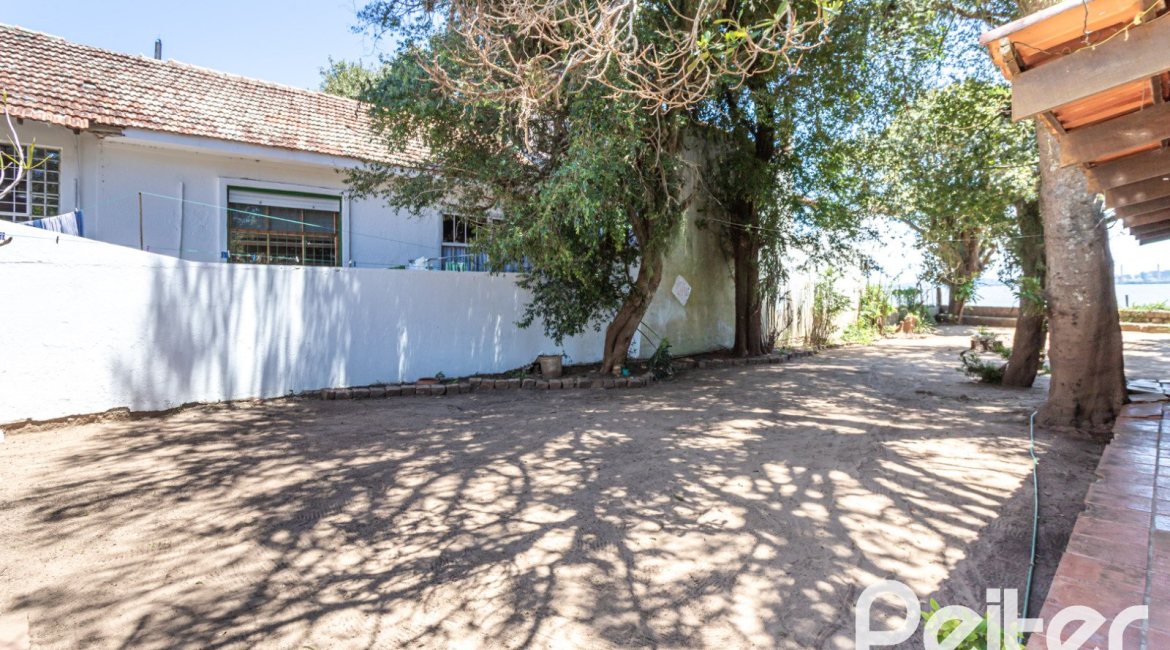 Casa à venda com 215m², 3 dormitórios, 1 suíte, 4 vagas, no bairro Tristeza em Porto Alegre