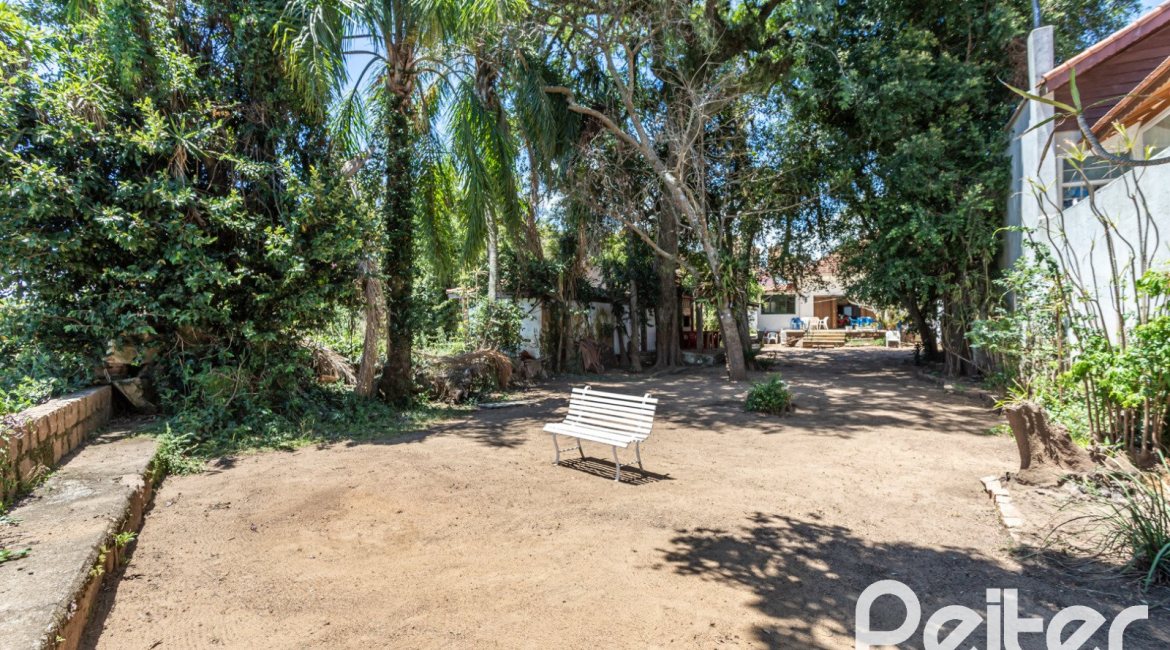 Casa à venda com 215m², 3 dormitórios, 1 suíte, 4 vagas, no bairro Tristeza em Porto Alegre