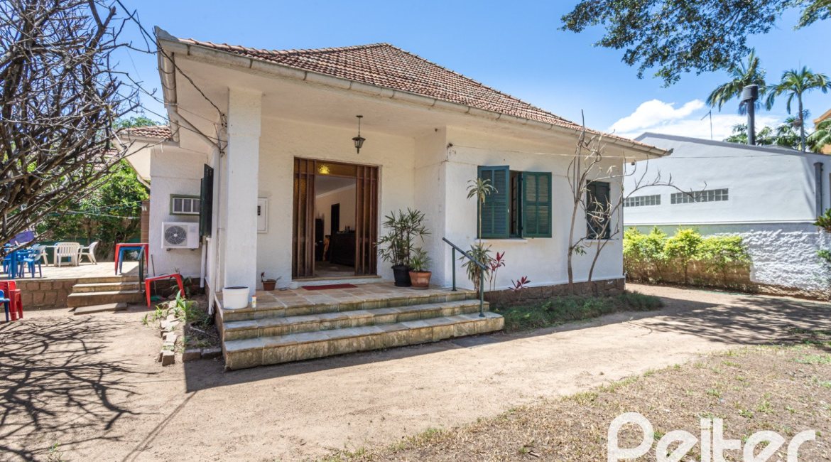 Casa à venda com 215m², 3 dormitórios, 1 suíte, 4 vagas, no bairro Tristeza em Porto Alegre