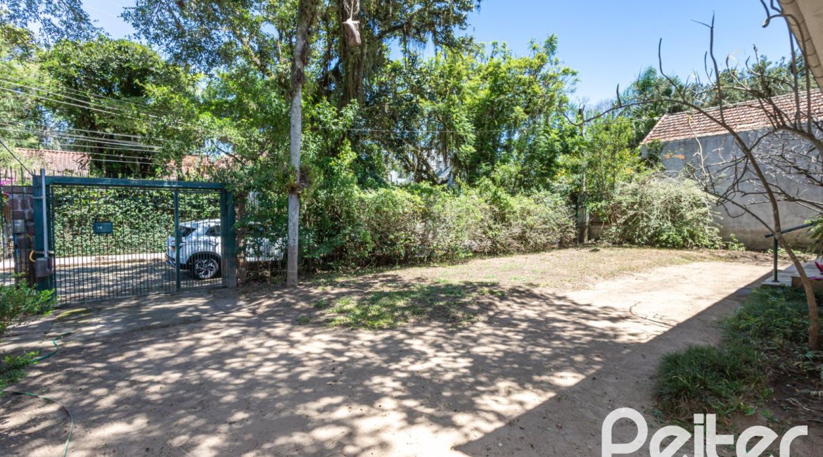 Casa à venda com 215m², 3 dormitórios, 1 suíte, 4 vagas, no bairro Tristeza em Porto Alegre