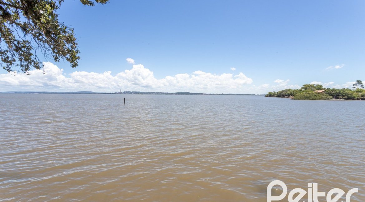 Casa à venda com 215m², 3 dormitórios, 1 suíte, 4 vagas, no bairro Tristeza em Porto Alegre