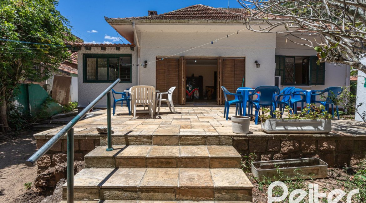 Casa à venda com 215m², 3 dormitórios, 1 suíte, 4 vagas, no bairro Tristeza em Porto Alegre