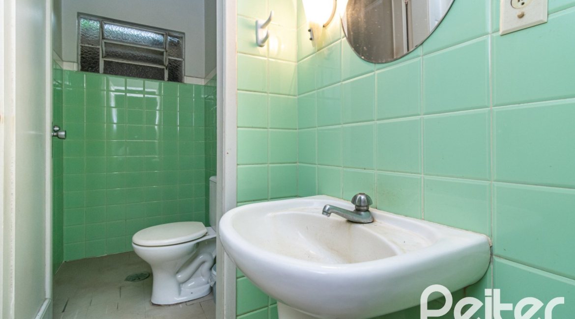 Casa à venda com 183m², 2 dormitórios, 1 vaga, no bairro Vila Assunção em Porto Alegre