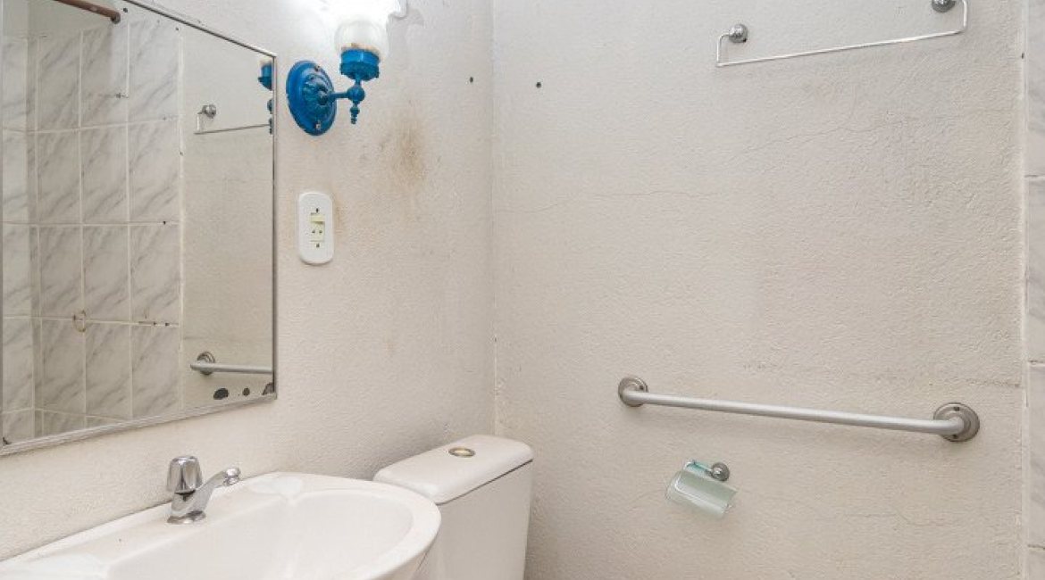 Casa à venda com 183m², 2 dormitórios, 1 vaga, no bairro Vila Assunção em Porto Alegre