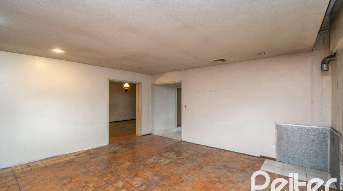 Casa à venda com 183m², 2 dormitórios, 1 vaga, no bairro Vila Assunção em Porto Alegre