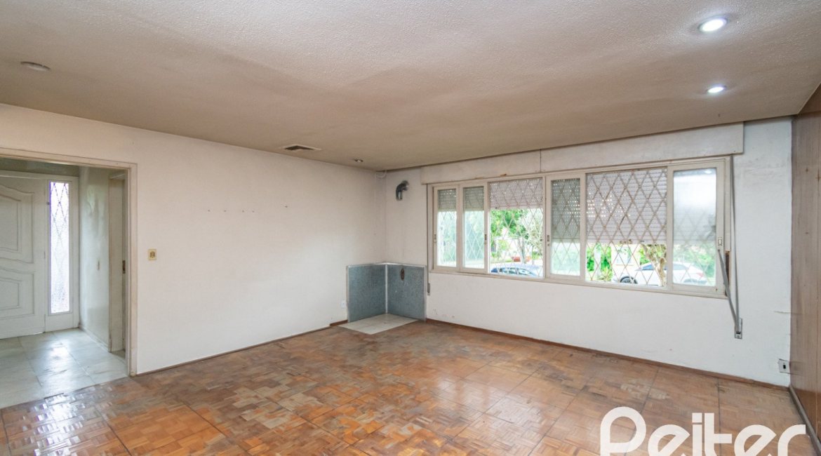 Casa à venda com 183m², 2 dormitórios, 1 vaga, no bairro Vila Assunção em Porto Alegre