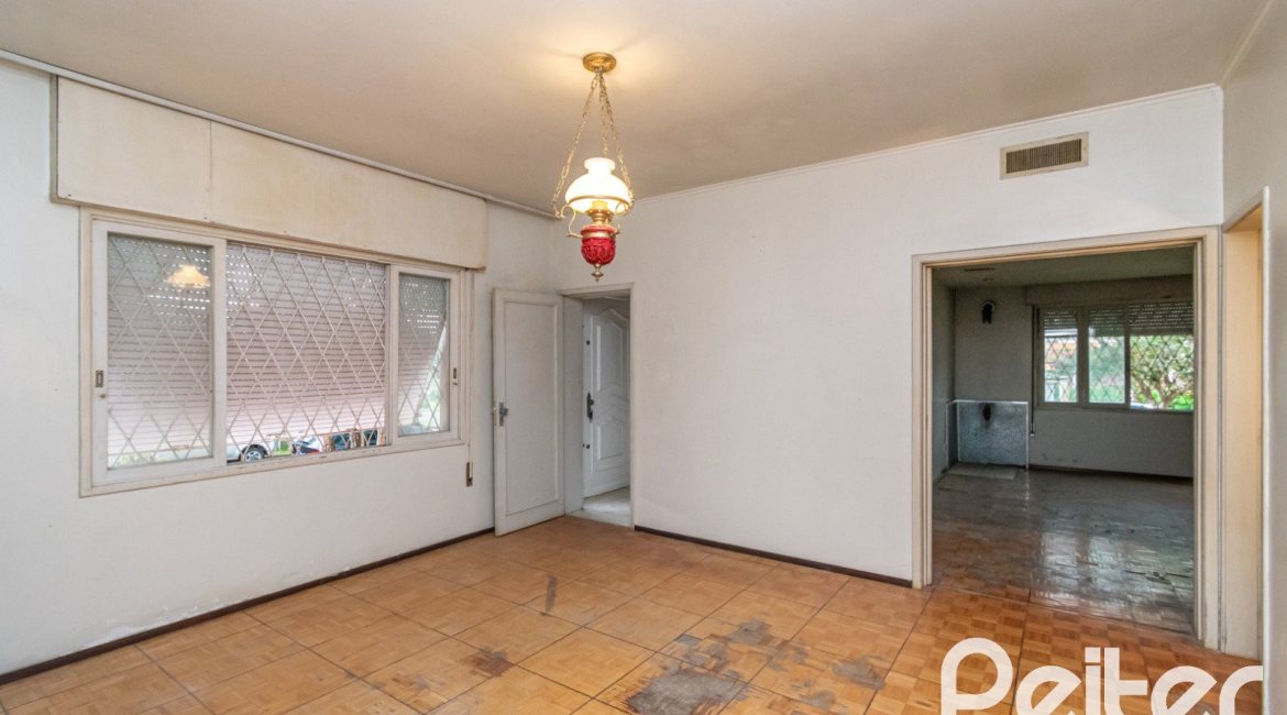 Casa à venda com 183m², 2 dormitórios, 1 vaga, no bairro Vila Assunção em Porto Alegre