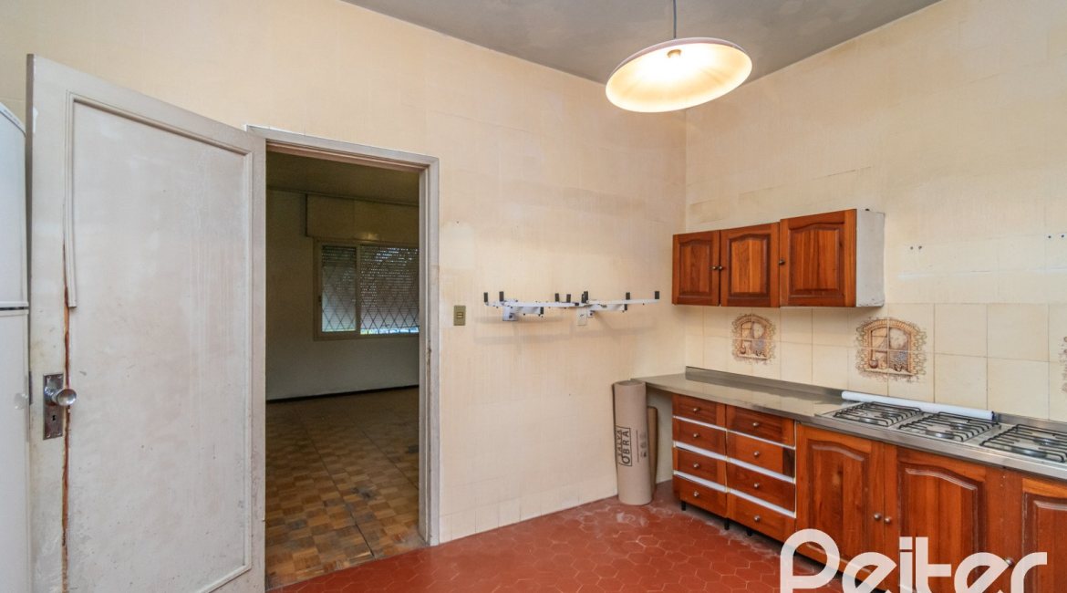 Casa à venda com 183m², 2 dormitórios, 1 vaga, no bairro Vila Assunção em Porto Alegre