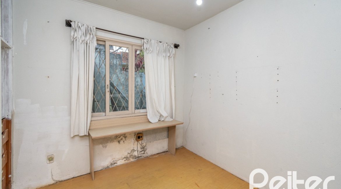 Casa à venda com 183m², 2 dormitórios, 1 vaga, no bairro Vila Assunção em Porto Alegre