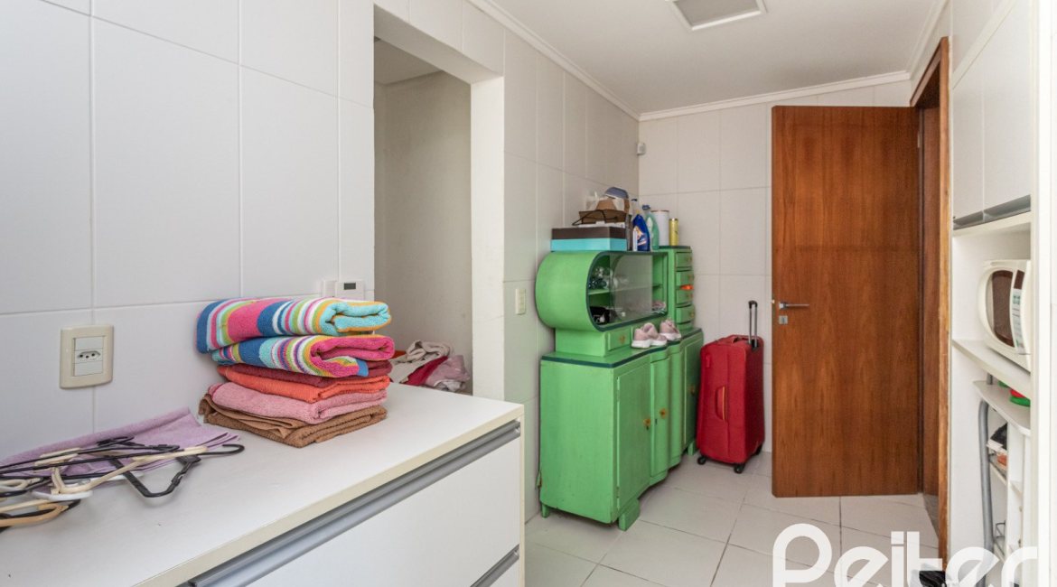 Casa à venda com 547m², 4 dormitórios, 4 suítes, 4 vagas, no bairro Vila Assunção em Porto Alegre