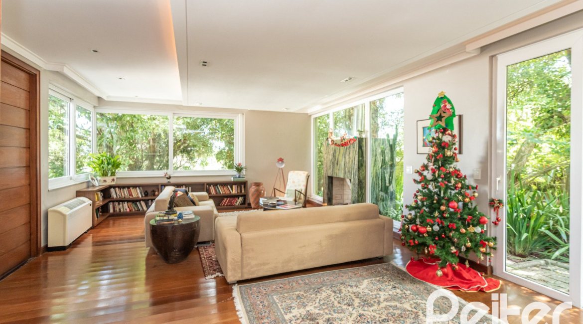 Casa à venda com 547m², 4 dormitórios, 4 suítes, 4 vagas, no bairro Vila Assunção em Porto Alegre