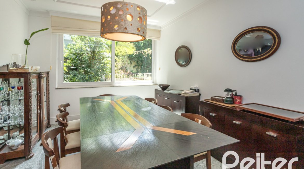 Casa à venda com 547m², 4 dormitórios, 4 suítes, 4 vagas, no bairro Vila Assunção em Porto Alegre