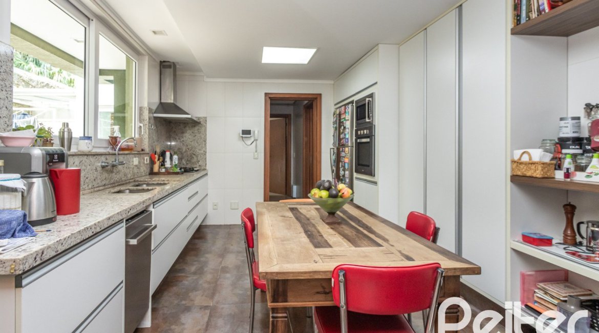 Casa à venda com 547m², 4 dormitórios, 4 suítes, 4 vagas, no bairro Vila Assunção em Porto Alegre