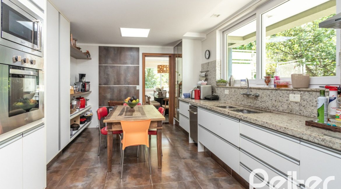 Casa à venda com 547m², 4 dormitórios, 4 suítes, 4 vagas, no bairro Vila Assunção em Porto Alegre