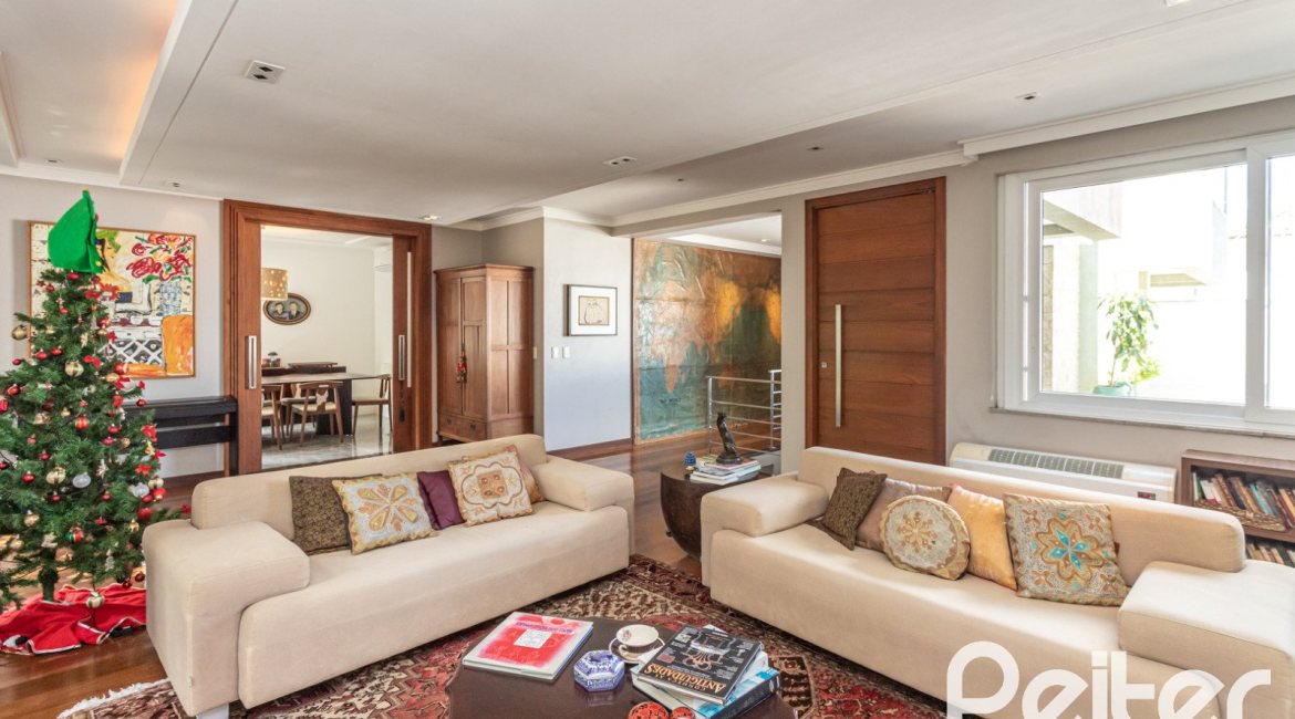 Casa à venda com 547m², 4 dormitórios, 4 suítes, 4 vagas, no bairro Vila Assunção em Porto Alegre