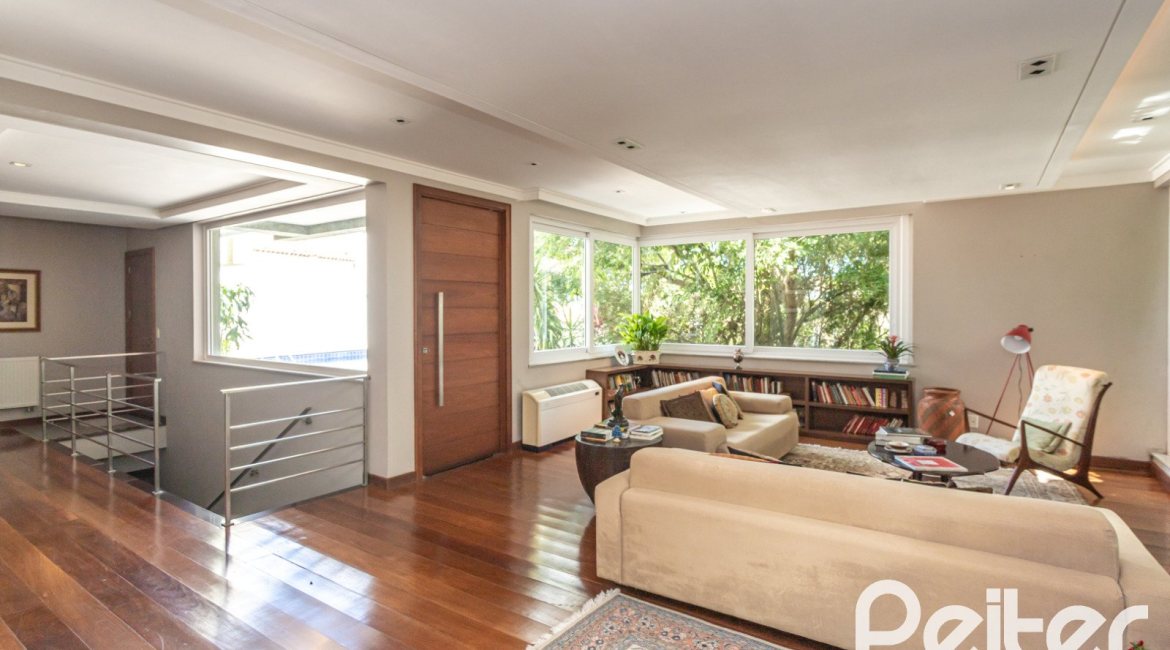 Casa à venda com 547m², 4 dormitórios, 4 suítes, 4 vagas, no bairro Vila Assunção em Porto Alegre