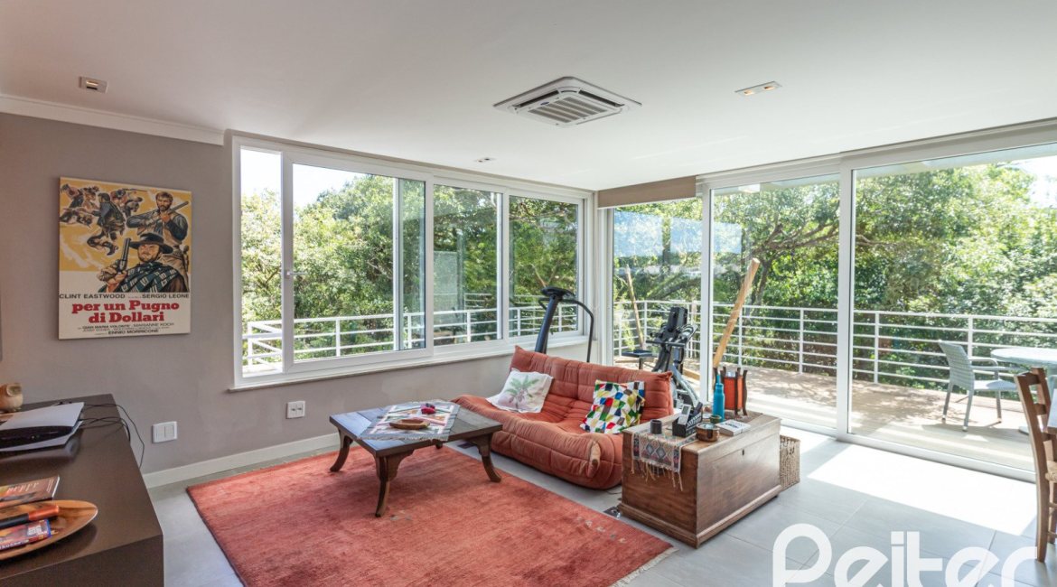 Casa à venda com 547m², 4 dormitórios, 4 suítes, 4 vagas, no bairro Vila Assunção em Porto Alegre