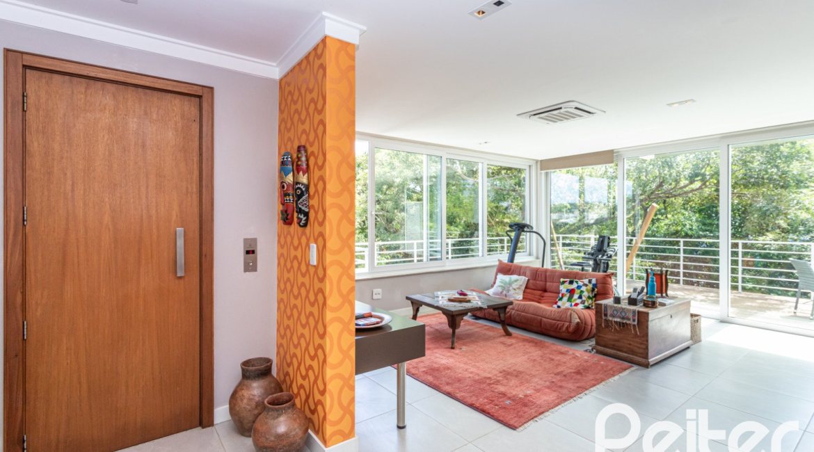 Casa à venda com 547m², 4 dormitórios, 4 suítes, 4 vagas, no bairro Vila Assunção em Porto Alegre