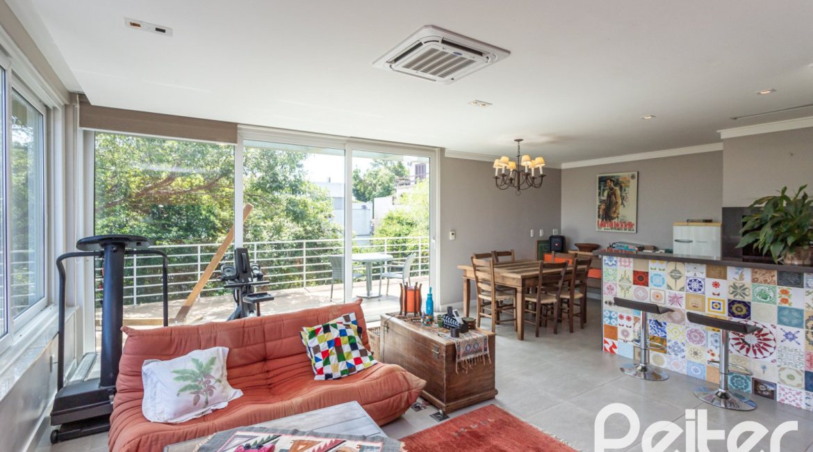 Casa à venda com 547m², 4 dormitórios, 4 suítes, 4 vagas, no bairro Vila Assunção em Porto Alegre