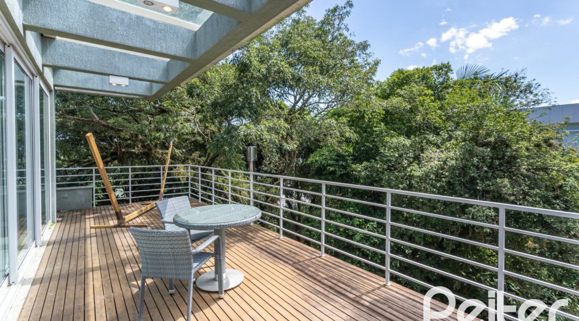 Casa à venda com 547m², 4 dormitórios, 4 suítes, 4 vagas, no bairro Vila Assunção em Porto Alegre