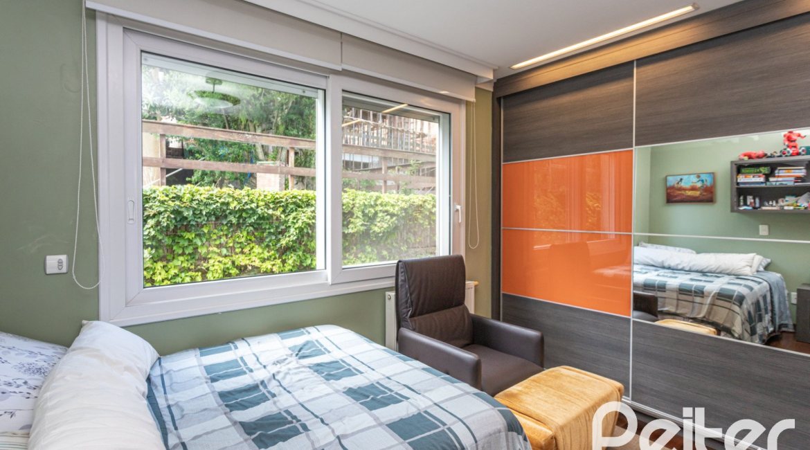 Casa à venda com 547m², 4 dormitórios, 4 suítes, 4 vagas, no bairro Vila Assunção em Porto Alegre