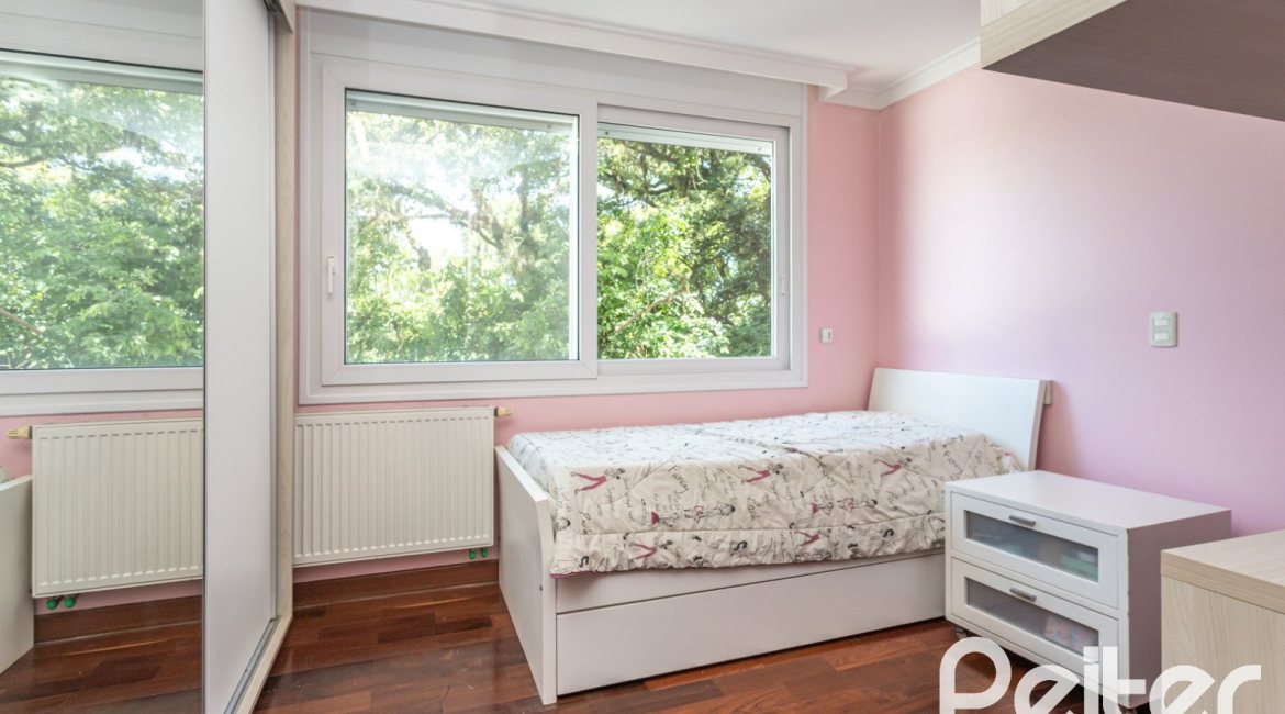 Casa à venda com 547m², 4 dormitórios, 4 suítes, 4 vagas, no bairro Vila Assunção em Porto Alegre