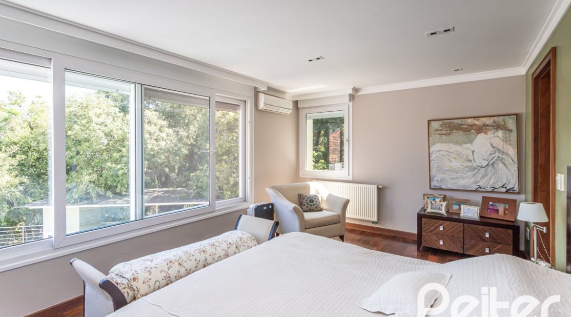 Casa à venda com 547m², 4 dormitórios, 4 suítes, 4 vagas, no bairro Vila Assunção em Porto Alegre