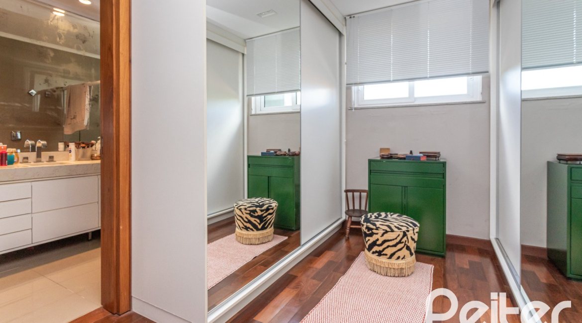 Casa à venda com 547m², 4 dormitórios, 4 suítes, 4 vagas, no bairro Vila Assunção em Porto Alegre