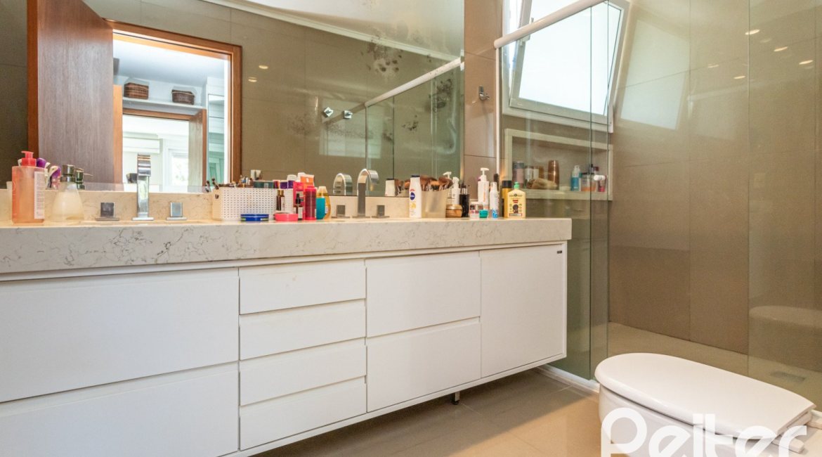 Casa à venda com 547m², 4 dormitórios, 4 suítes, 4 vagas, no bairro Vila Assunção em Porto Alegre