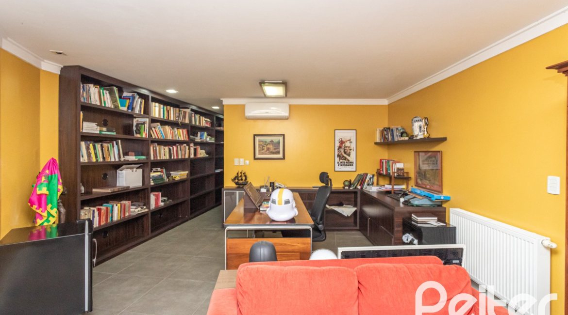 Casa à venda com 547m², 4 dormitórios, 4 suítes, 4 vagas, no bairro Vila Assunção em Porto Alegre