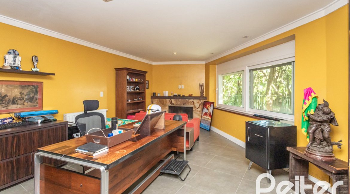 Casa à venda com 547m², 4 dormitórios, 4 suítes, 4 vagas, no bairro Vila Assunção em Porto Alegre