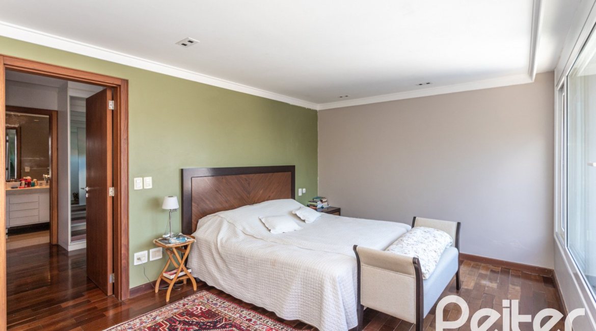 Casa à venda com 547m², 4 dormitórios, 4 suítes, 4 vagas, no bairro Vila Assunção em Porto Alegre