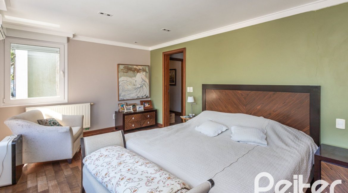 Casa à venda com 547m², 4 dormitórios, 4 suítes, 4 vagas, no bairro Vila Assunção em Porto Alegre