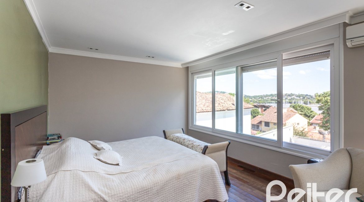 Casa à venda com 547m², 4 dormitórios, 4 suítes, 4 vagas, no bairro Vila Assunção em Porto Alegre