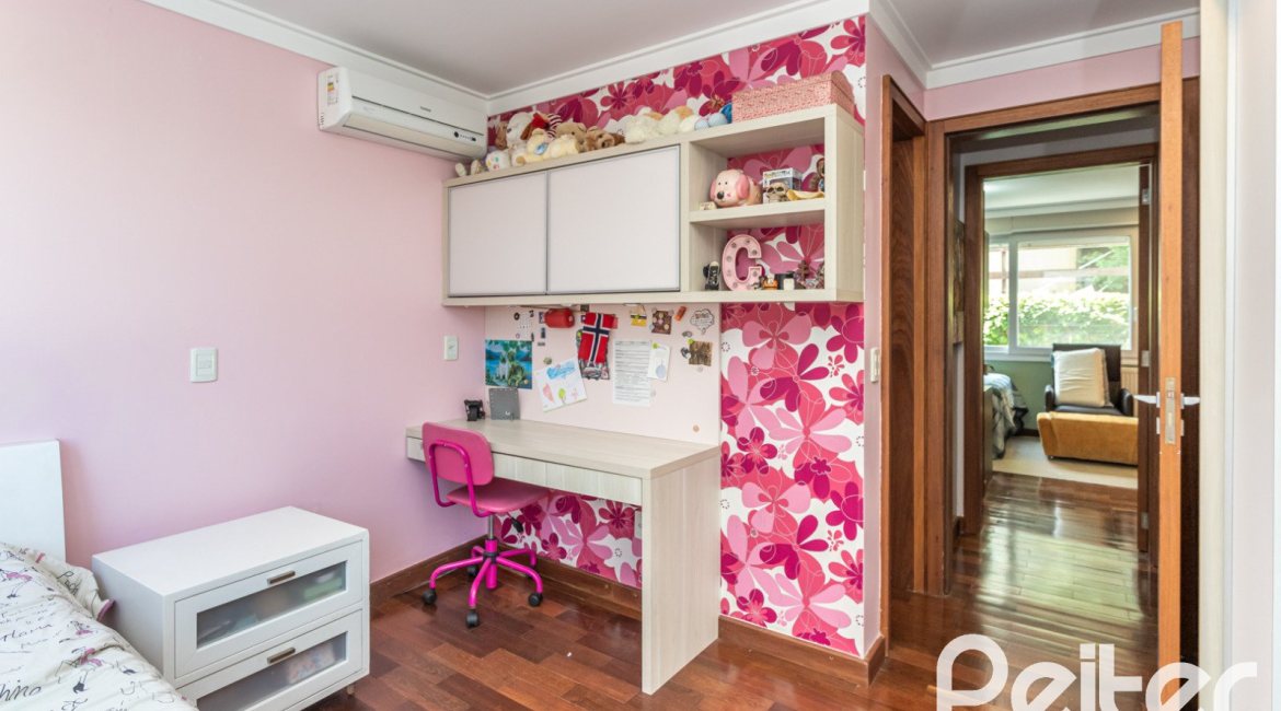 Casa à venda com 547m², 4 dormitórios, 4 suítes, 4 vagas, no bairro Vila Assunção em Porto Alegre