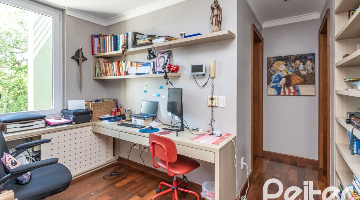 Casa à venda com 547m², 4 dormitórios, 4 suítes, 4 vagas, no bairro Vila Assunção em Porto Alegre