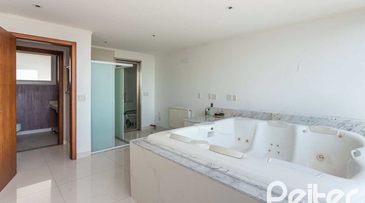 Casa à venda com 547m², 4 dormitórios, 4 suítes, 4 vagas, no bairro Vila Assunção em Porto Alegre