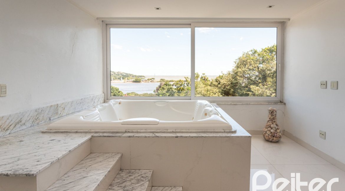 Casa à venda com 547m², 4 dormitórios, 4 suítes, 4 vagas, no bairro Vila Assunção em Porto Alegre