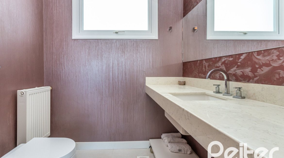 Casa à venda com 547m², 4 dormitórios, 4 suítes, 4 vagas, no bairro Vila Assunção em Porto Alegre