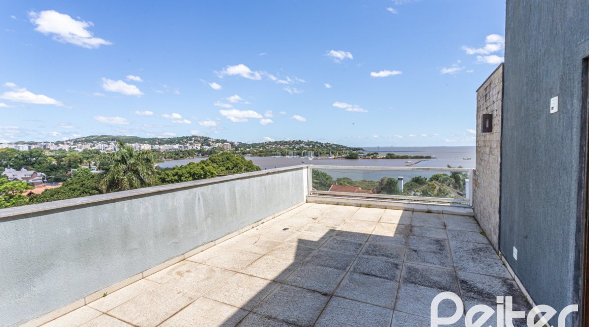 Casa à venda com 547m², 4 dormitórios, 4 suítes, 4 vagas, no bairro Vila Assunção em Porto Alegre